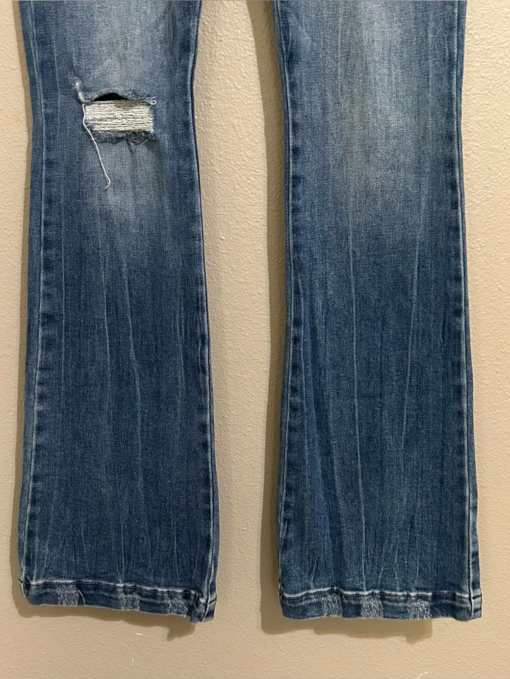 Kancan Low Rise Distressed Medium Wash Flare Denim Jeans Women’s Size 9 28 - Picture 5 of 9